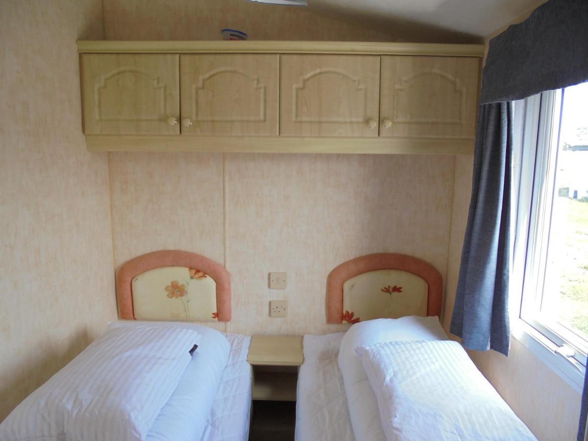 Waterside: Waterside Salisbury:- 6 Berth Large Wrap Around Veranda Инголдмелс Экстерьер фото